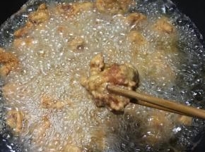 炸至表面呈金黄色即可捞出。