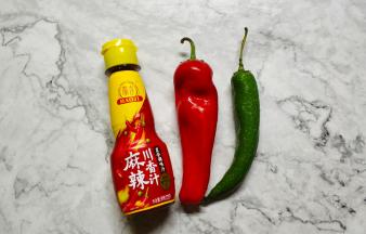 青、红椒各一个。