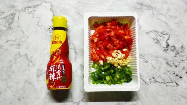 蒜、青、红椒切小粒备用。