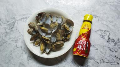 捞出花蛤沥干水分，挑出没张开的丢掉。