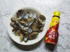 捞出花蛤沥干水分，挑出没张开的丢掉。