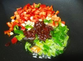 放入半勺子豆瓣酱。