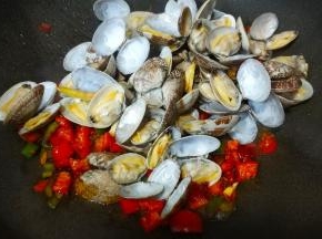 倒入沥干水分的花蛤。