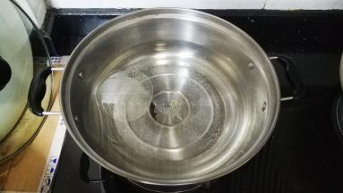 锅里放入足量水，倒入盐一量勺子，油适量