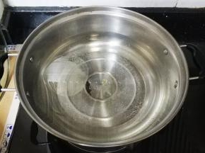 锅里放入足量水，倒入盐一量勺子，油适量