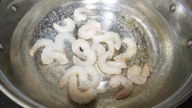 水烧开后放入处理好的虾仁，熟透后盛出沥干水分备用。