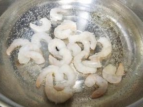 水烧开后放入处理好的虾仁，熟透后盛出沥干水分备用。