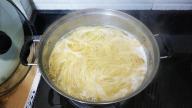水继续烧开，放入意大利面煮8分钟至熟透。