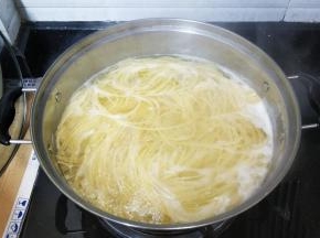水继续烧开，放入意大利面煮8分钟至熟透。