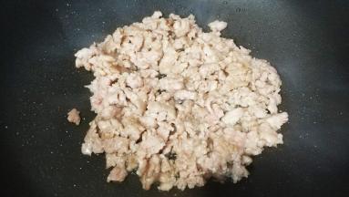 不粘锅里热油，倒入肉末炒均匀。