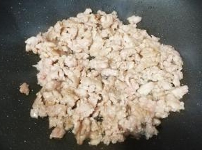 不粘锅里热油，倒入肉末炒均匀。