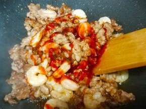 放入1勺子番茄酱、2勺子川香汁。