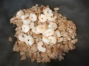 再放入沥干水分的虾仁快速炒均匀