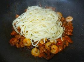 倒入沥干水分的意大利面