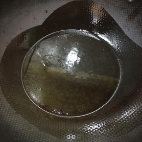 锅里加入多一点的油，大火烧热。