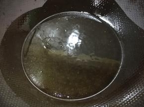 锅里加入多一点的油，大火烧热。