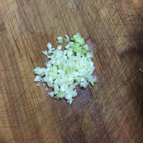 蒜头和葱白切碎备用。