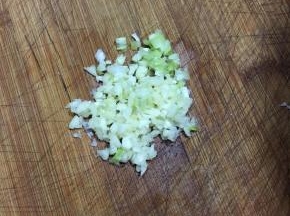 蒜头和葱白切碎备用。
