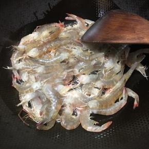 倒入大虾不停翻炒。