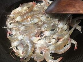 倒入大虾不停翻炒。