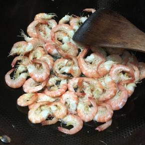 炒至水分收干，转中火继续翻炒。