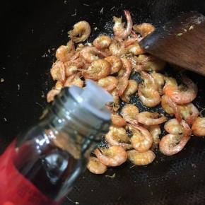 加入少许酱油翻炒均匀即可关火。