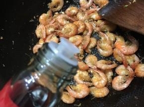 加入少许酱油翻炒均匀即可关火。