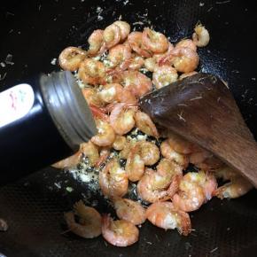 调入椒盐粉翻炒均匀 。