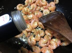 调入椒盐粉翻炒均匀 。