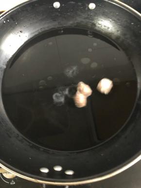 先烧水，为了防止面条粘粘，水里加点盐和几滴油。把丸子也放进去先煮。