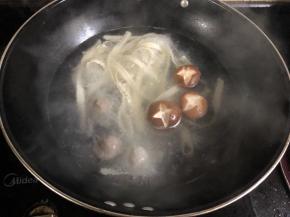 倒第三次清水的时候把香菇和青菜也放进去一起煮熟。