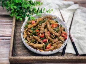 切记牛肉不要炒太长时间，要不然肉质会变老！(我的这盘肉就炒老了，幸亏我牙口好^_^)