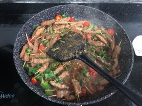 最后加入孜然粉翻炒均匀就可以出锅了！