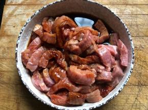 加入准备好的老抽，糖，料酒，蚝油，盐，以及少量的水。反复抓揉，让肉吃水，然后放置一边腌制一小时以上！