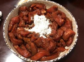 腌制完成以后，我们可以发现水几乎全被肉吸收了。加入10克淀粉，搅拌均匀。