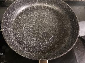 锅里加油烧热。