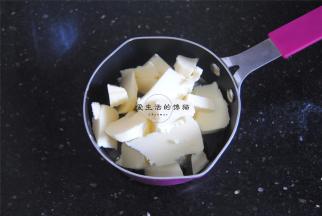 将黄油，细砂糖，红糖和水怡隔水加热融化。