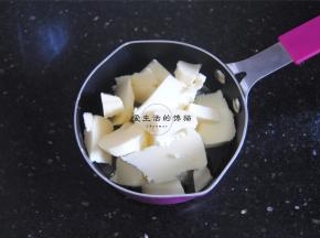 将黄油，细砂糖，红糖和水怡隔水加热融化。