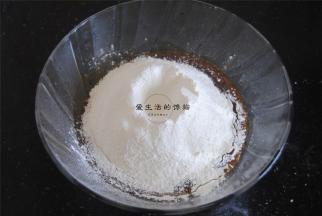 过筛入低筋粉。