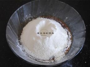 过筛入低筋粉。