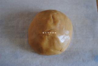 揉成面团，一定要揉均匀。