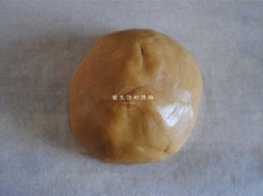 揉成面团，一定要揉均匀。