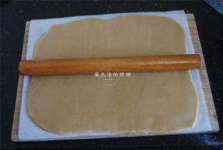 用擀面杖隔着油纸将面团擀开成4MM厚度的面片，放入冰箱冷藏直硬。