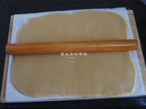 用擀面杖隔着油纸将面团擀开成4MM厚度的面片，放入冰箱冷藏直硬。