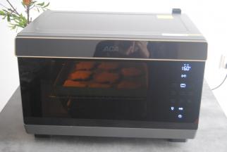 ACA烤箱预热好后，放入烤箱中层烤14分钟即可出炉，最后两分钟要盯着，别烤糊了。