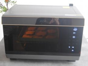 ACA烤箱预热好后，放入烤箱中层烤14分钟即可出炉，最后两分钟要盯着，别烤糊了。