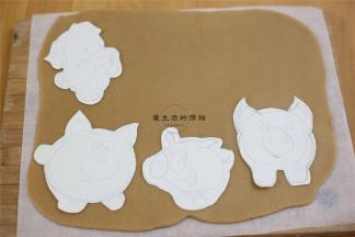 准备好打印好的图纸或模具，我家没有打印机，全靠手绘，贴在饼干胚上，用锋利的刀画出模型。