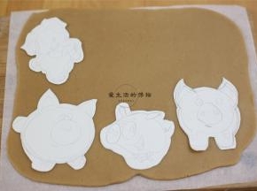 准备好打印好的图纸或模具，我家没有打印机，全靠手绘，贴在饼干胚上，用锋利的刀画出模型。