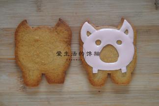 取出的饼干放凉，即可用糖霜调颜色填充，填充的糖霜需要滴落后10秒左右消失纹路。