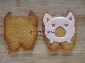 取出的饼干放凉，即可用糖霜调颜色填充，填充的糖霜需要滴落后10秒左右消失纹路。